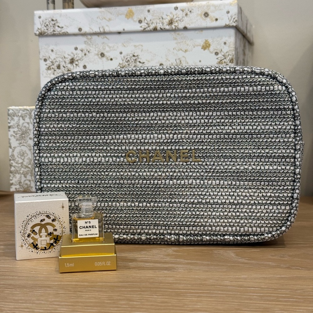CHANEL makeup bag and deluxe No 5 sample